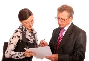 Какие документы следует оформлять при приеме на работу ранее уволенного?