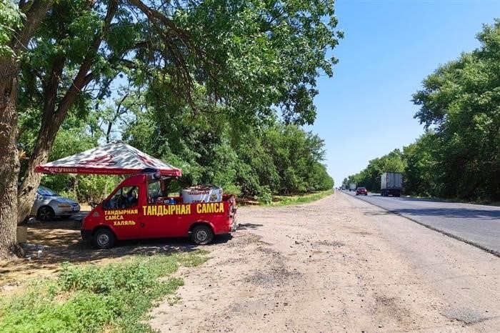 В окошко машины заглянул вертолет